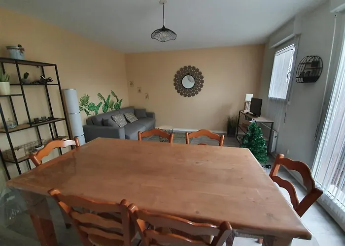 De La Detente Dans Ce Coin De Campagne. *